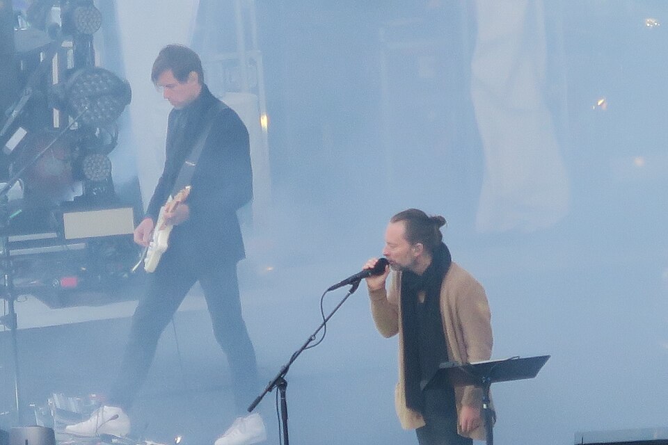 Ed O'Brien and Thom Yorke at the Greek Theatre, Berkeley, 18 April 2017