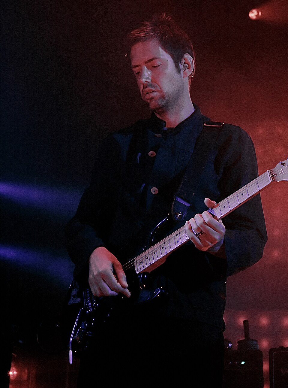 Ed O’Brien at the Empress Ballroom, Blackpool, 13 May 2006, the night “Go Slowly” was first played
