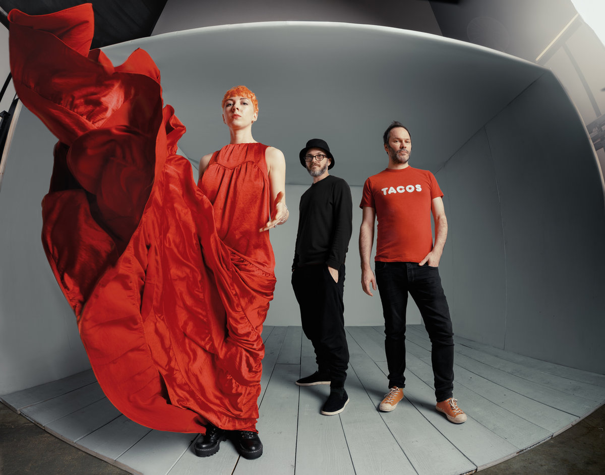 Ultraista, the trio of Laura Bettinson, Nigel Godrich and Joey Waronker, in the press photograph for the album Sister, 2020