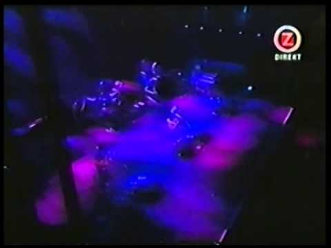 A still from the video: Radiohead -  Hultsfred, Suecia [2003-06-13] [Hultsfred Festival]