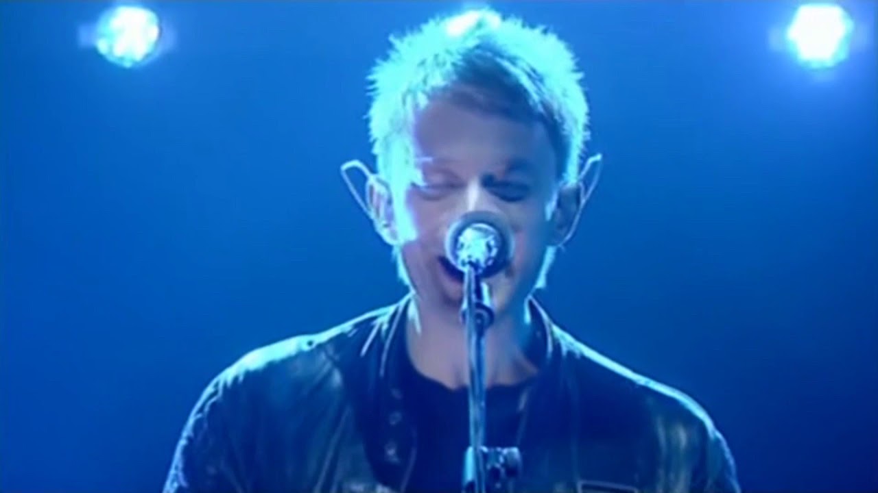A still from the video: Radiohead 2+2=5 | Live at Jonathan Ross 2003 (50fps)