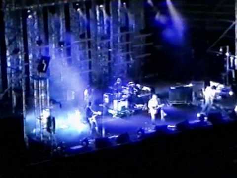 A still from the video: [DVD] Radiohead - Verona 2001 [Full Concert]