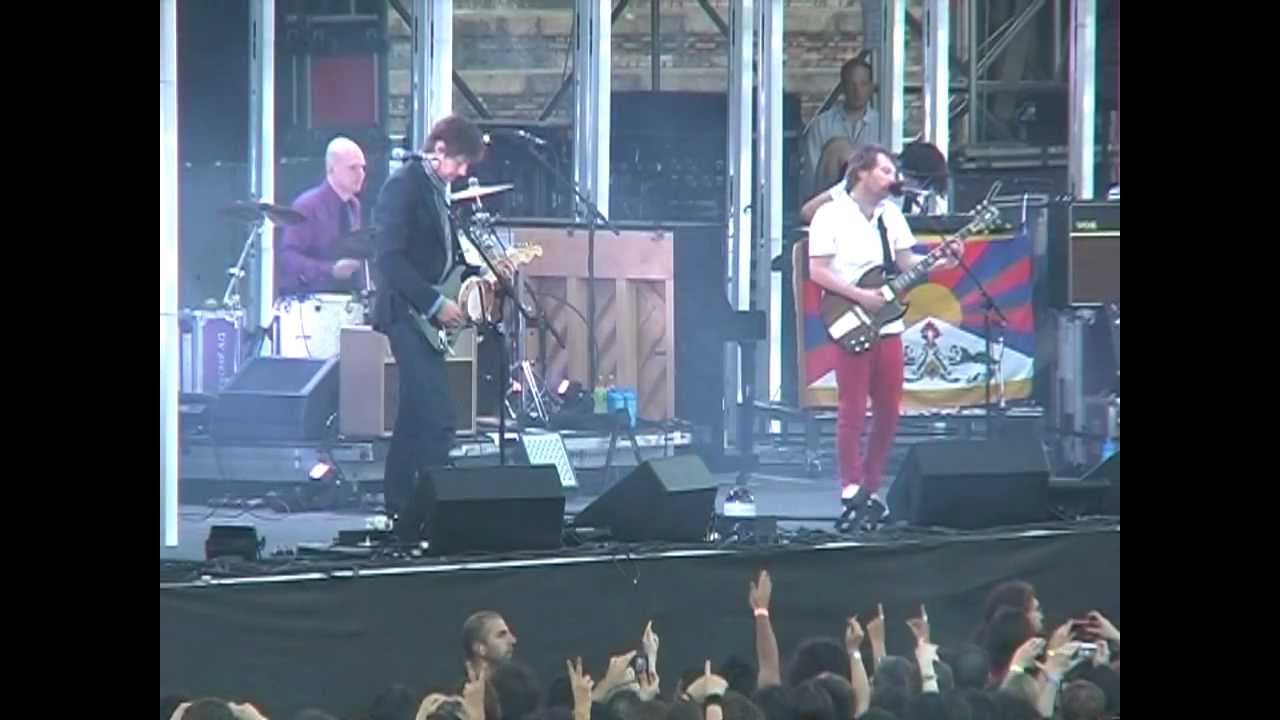 A still from the video: [DVD] Radiohead - Arena Civica, Milan 2008 [Full Concert]