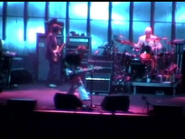 A still from the video: [DVD] Radiohead - Madison Square Garden Night 2 2003 [Full Concert]