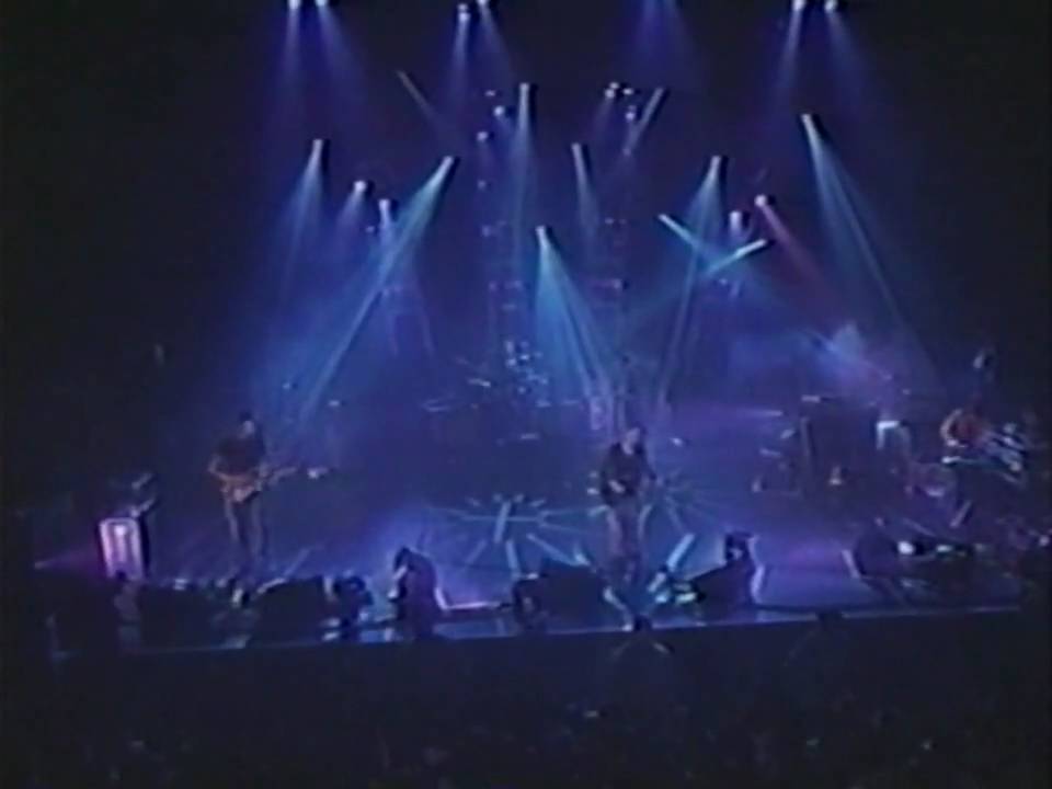 A still from the video: [DVD] Radiohead - Hammerstein Ballroom/10 Spot 1997 [Full Concert]
