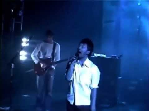 A still from the video: Radiohead live at Auditorio Kursaal, San Sebastián, Spain, 2002-08-01.