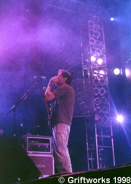 Radiohead live, Bercy Stadium, Paris, France, 10 December 1998 (photo 1 of 16)