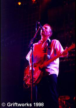 Radiohead live, Bercy Stadium, Paris, France, 10 December 1998 (photo 12 of 16)