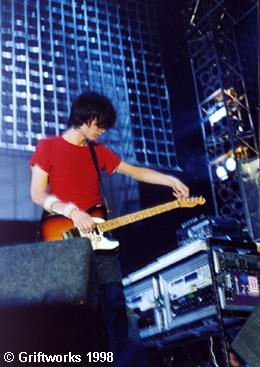 Radiohead live, Bercy Stadium, Paris, France, 10 December 1998 (photo 4 of 16)