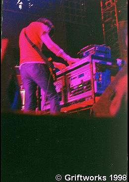 Radiohead live, Bercy Stadium, Paris, France, 10 December 1998 (photo 5 of 16)