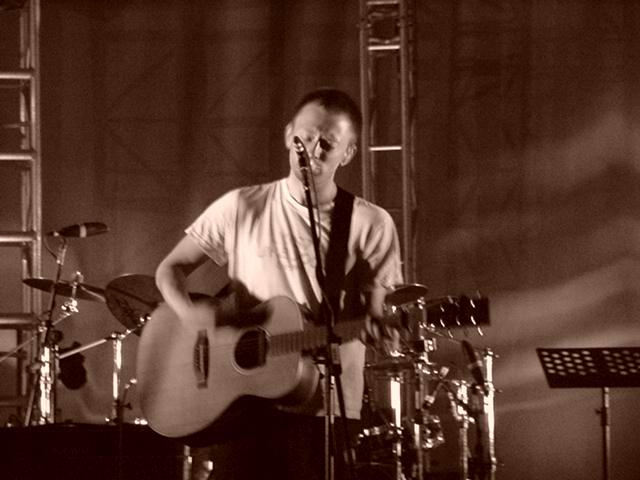 Radiohead live, Piazza Santa Croce, Florence, Italy, 22 June 2000 (photo 2 of 7)