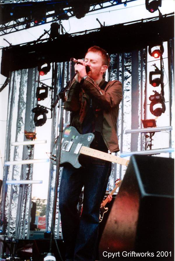 Radiohead live, Thunderbird Stadium, Vancouver, Canada, 24 June 2001 (photo 14 of 19)