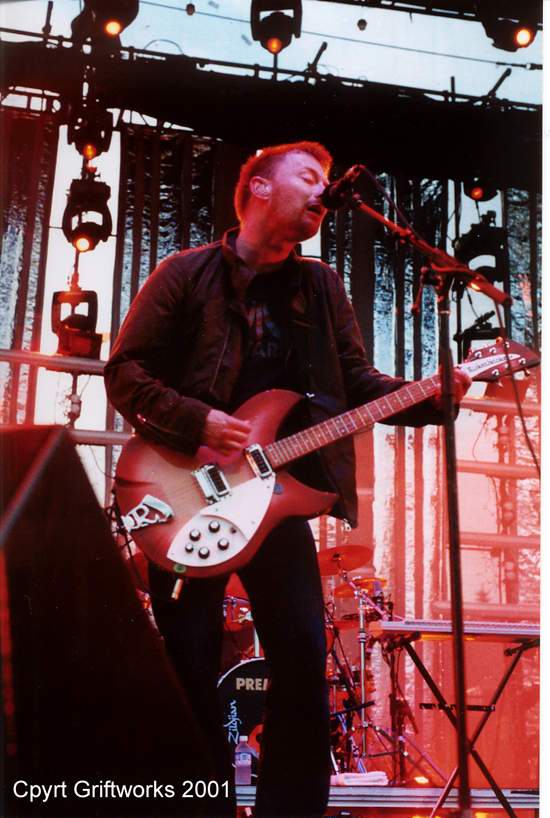 Radiohead live, Thunderbird Stadium, Vancouver, Canada, 24 June 2001 (photo 15 of 19)
