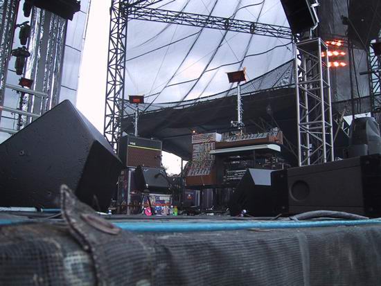 Radiohead live, Thunderbird Stadium, Vancouver, Canada, 24 June 2001 (photo 18 of 19)