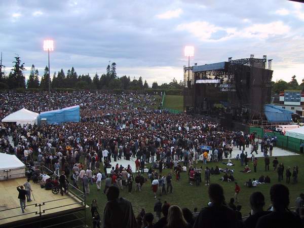 Radiohead live, Thunderbird Stadium, Vancouver, Canada, 24 June 2001 (photo 19 of 19)