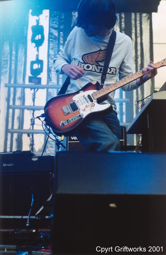 Radiohead live, Thunderbird Stadium, Vancouver, Canada, 24 June 2001 (photo 2 of 19)