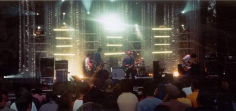 Radiohead live, Santa Barbara Bowl, Santa Barbara, USA, 29 June 2001 (photo 2 of 14)