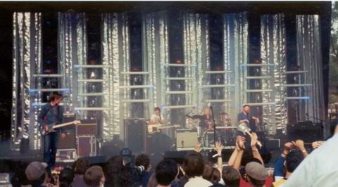 Radiohead live, Santa Barbara Bowl, Santa Barbara, USA, 29 June 2001 (photo 5 of 14)