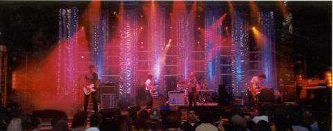 Radiohead live, Santa Barbara Bowl, Santa Barbara, USA, 29 June 2001 (photo 7 of 14)