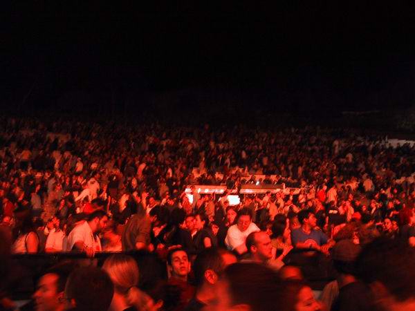 Radiohead live, Santa Barbara Bowl, Santa Barbara, USA, 30 June 2001 (photo 5 of 8)