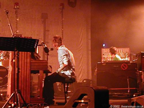 Radiohead live, Coliseu dos Recreios, Lisbon, Portugal, 24 July 2002 (photo 22 of 52)