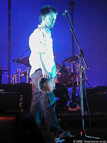 Radiohead live, Coliseu dos Recreios, Lisbon, Portugal, 24 July 2002 (photo 24 of 52)