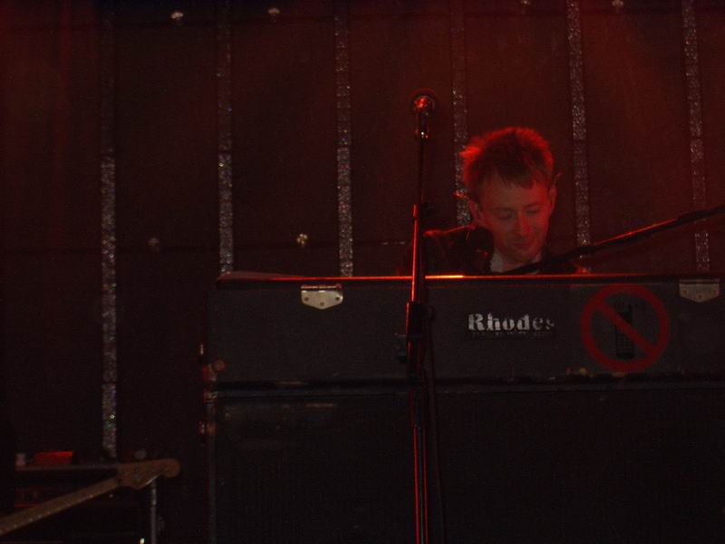 Radiohead live, Colorline Arena, Hamburg, Germany, 15 November 2003 (photo 10 of 30)