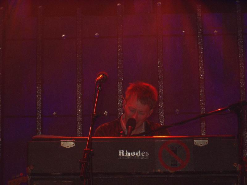 Radiohead live, Colorline Arena, Hamburg, Germany, 15 November 2003 (photo 13 of 30)