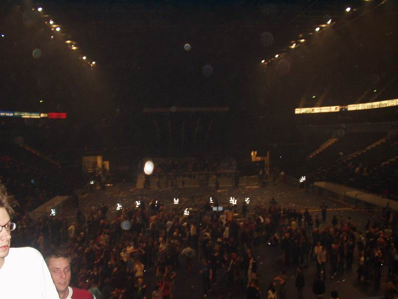 Radiohead live, Colorline Arena, Hamburg, Germany, 15 November 2003 (photo 23 of 30)